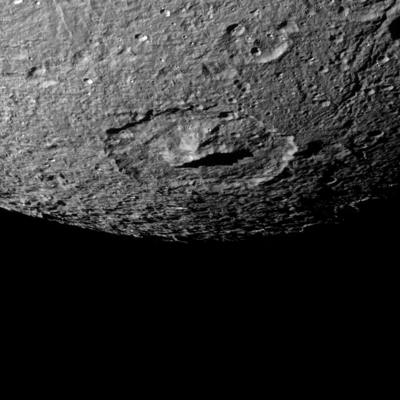 Illustration for article titled Las mejores imágenes de Dione que ha dejado a su paso la sonda Cassini